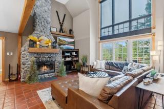 9 BDR Close to Main Street with Secluded Hot Tub - 4