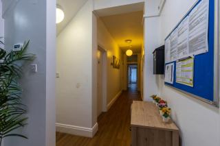 Clare - Double Room 20 mins walk to centre -Kitchenette Smart TV Shared bathroom - 4
