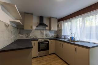 Clare - Double Room 20 mins walk to centre -Kitchenette Smart TV Shared bathroom - 1