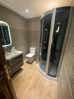 Elegant 2-BR Apartment with Garden-View Balcony in Madinaty - 5