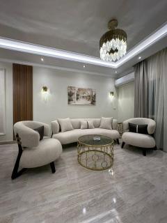luxurious 3-BR Apartment in Central Location in Sheikh Zayed - 0