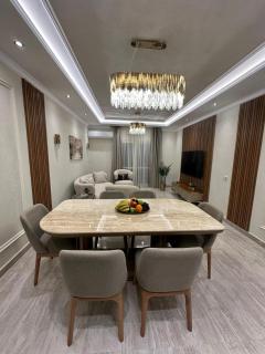 luxurious 3-BR Apartment in Central Location in Sheikh Zayed - 6
