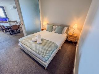 2BR Stylish CBD Apartment with Pool, Gym & Sauna - 4