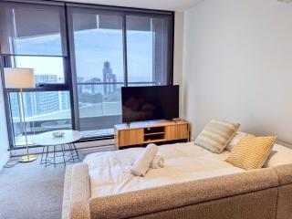 2BR Stylish CBD Apartment with Pool, Gym & Sauna - 2