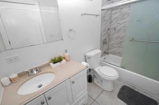 Cozy 2BR Near McCormick & Wintrust with Opt Parking - 4