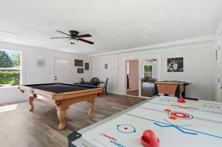 Charming Cozy Hideaway Fireplace & Gameroom - 9