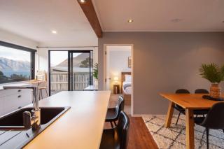 Sunshine Bay Stay, Lake Views & Cosy Fireplace - 9