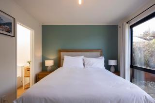Sunshine Bay Stay, Lake Views & Cosy Fireplace - 3