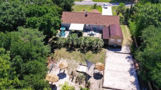 Tropical Oasis Beach Vibes Tiki Bar and Hot Tub - 9