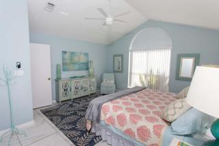 Tropical Oasis Beach Vibes Tiki Bar and Hot Tub - 1