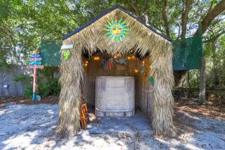 Tropical Oasis Beach Vibes Tiki Bar and Hot Tub - 7