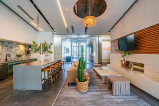 Cozy 2BR Near DT with Balcony Gym Pool Parking WD - 6
