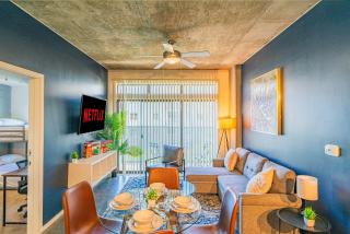 Cozy 2BR Near DT with Balcony Gym Pool Parking WD - 2