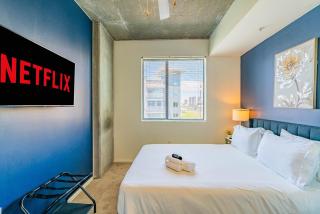 Cozy 2BR Near DT with Balcony Gym Pool Parking WD - 1