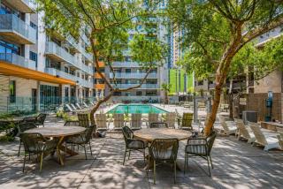 Modern PHX Downtown Apt w Balcony Pool Gym PKG - 7