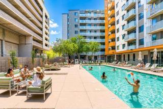 Modern PHX Downtown Apt w Balcony Pool Gym PKG - 6