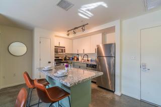 Modern PHX Downtown Apt w Balcony Pool Gym PKG - 5