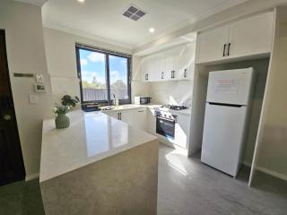 Professional Single Room 6 Walk to Curtin Uni - 1