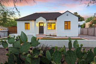 Luxury 5 BR Retreat Sleeps 11 Near U of A - 0