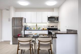 Waikiki Sunset 31st-fl with great views, pool & parking - 2