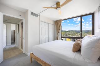 Waikiki Sunset 31st-fl with great views, pool & parking - 1