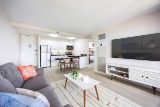 Waikiki Sunset 31st-fl with great views, pool & parking - 3