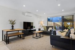 Stylish 2BR Apartment Gated Complex Free Parking - 8