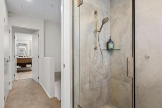 Stylish 2BR Apartment Gated Complex Free Parking - 3