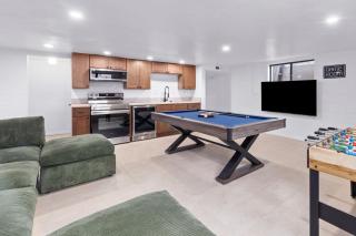 Luxury 5 BR Retreat Sleeps 11 Near U of A - 2
