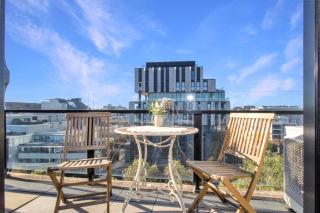 Top-Floor Apartment with Balcony - High Street - 0