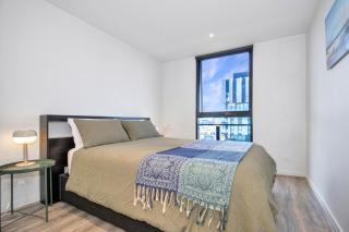 Top-Floor Apartment with Balcony - High Street - 5