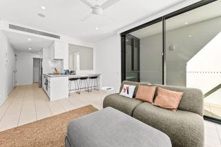 Luxury South Brisbane Retreat with Pool & Parking - 8
