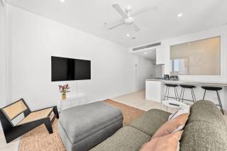 Luxury South Brisbane Retreat with Pool & Parking - 7