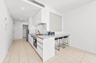Luxury South Brisbane Retreat with Pool & Parking - 5