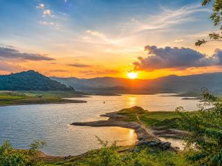 Elee Villa - Waterfront Retreat with Victoria Reservoir & Mountain Views - 1