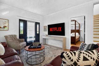 Spacious Retreat - Private Yard & Family Lounge - 8