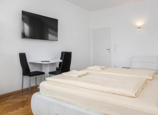 Spacious 7BR Apartment Near Hauptbahnhof - 9