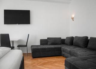 Spacious 7BR Apartment Near Hauptbahnhof - 7