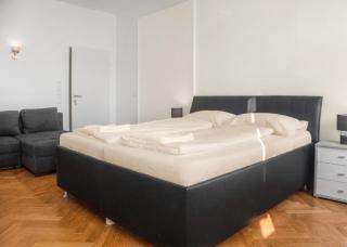 Spacious 7BR Apartment Near Hauptbahnhof - 5