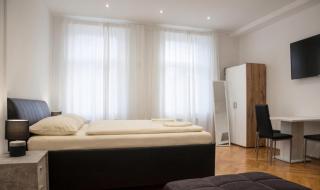 Spacious 7BR Apartment Near Hauptbahnhof - 3