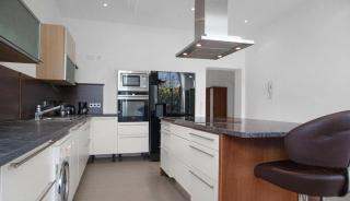 Spacious 7BR Apartment Near Hauptbahnhof - 6