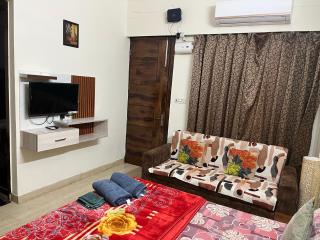 Budget friendly Modern 1BHK Flat Lift Parking Kitchen Nr Laxman Jhulla and Beach - 8