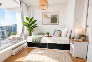 Bright 3BR with City Views Central Vancouver - 3