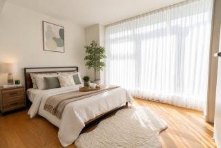 Bright 3BR with City Views Central Vancouver - 4