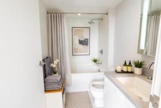 Bright 3BR with City Views Central Vancouver - 1