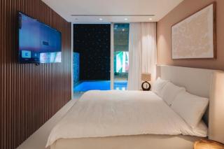 Family Pool Suite - 1