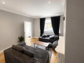 Luxury Grand Three-Bed Residence in Birmingham - 6