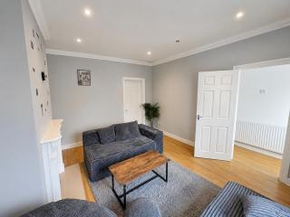 Luxury Grand Three-Bed Residence in Birmingham - 8