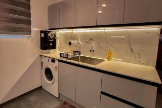 Luxury 18th Floor 1BHK Apartment, Lake & Metro Views - 8