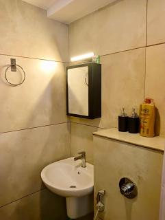 Luxury 18th Floor 1BHK Apartment, Lake & Metro Views - 4